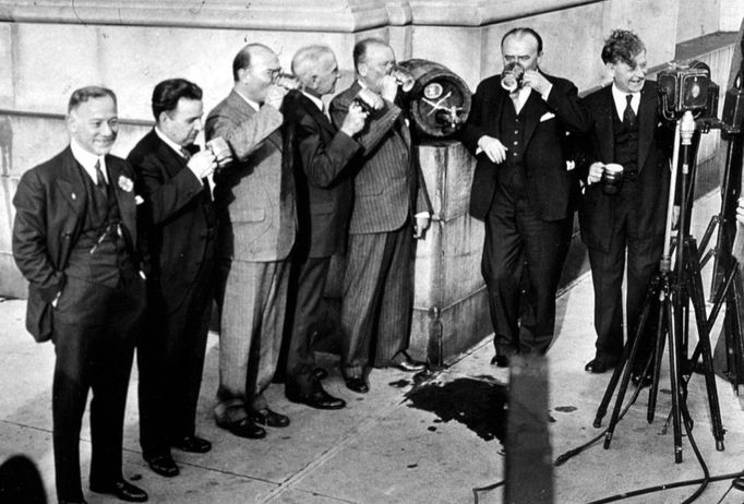 7 Titulek: Fin de la prohibition Popis: Fin de la prohibition aux USA en 1933 : la consommation d'alcool est a nouveau autorisee les membres du congres ceelbrent lcela en buvant de la biere --- End of prohibition in USA on 1933 : members of congress drinking beer