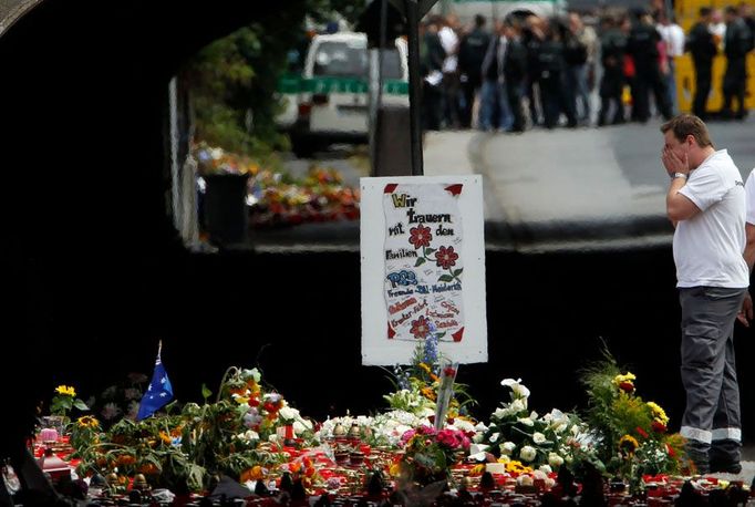 Za tragédii na duisburské Loveparade jsou podle zemského ministra vnitra Severního Porýní-Vestfálska Ralfa Jägera zodpovědní převážně její pořadatelé. Zemská policejní inspekce oznámila, že v tunelu, kde se tragédie udála, bylo výrazně více lidí, než byla jeho kapacita.