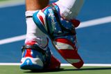 US Open, poslední grandslamový turnaj sezony, se hraje na newyorské půdě a domácí reprezentanti to dávají pořádně najevo - jako například Andy Roddick, kterému jeho speciálně připravená obuv pomohla do druhého kola.