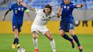 Jeff Hendrick in action with Slovakia’s Patrik Hrošovský