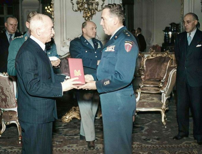 Prezident Edvard Beneš při vyznamenání amerických důstojníků za pomoc při odsunu Němců z Československa na Pražském Hradě v roce 1946. Kolorováno