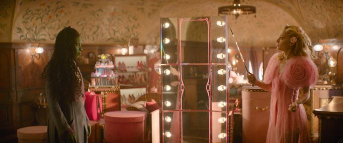 Cynthia Erivo jako Elphaba a Ariana Grande v roli Galindy.