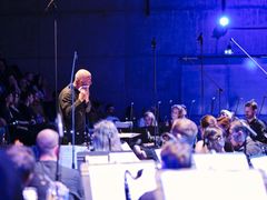 Světová premiéra Trillia X trvala s přestávkami asi šest hodin. Na snímku je dirigent Roland Dahinden.