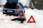 Jak přežít zimní kalamitu za volantem. Těchto 5 zásad pomůže na sněhu nebo ledu