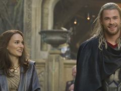 Natalie Portmanová a Chris Hemsworth v Thorovi: Temném světě z roku 2013.