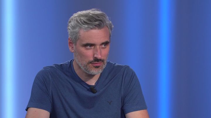 Trikem vztyčil na Putina prostředníček a s ním tisíce lidí. Nastupuje k premiérovi