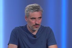 Trikem vztyčil na Putina prostředníček a s ním tisíce lidí. Nastupuje k premiérovi