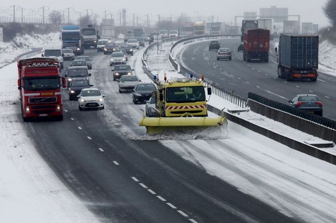 Pokus udržet sjízdnou dálnici Paříž - Lille.