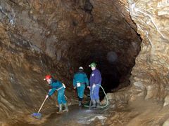 Jeskyňáři uklízejí po velké vodě v roce 2006.