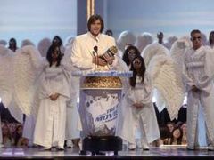 Americký herec Jim Carrey získal trofej za celoživotní dílo na předávání cen MTV. Na pódium ho doprovodila skupina andělů.