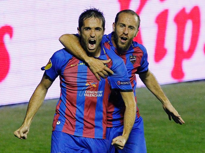 Fotbalisté Levante Michel (vlevo) a Juanlu Gomez slaví gól proti Twente Enschede v utkání Evropské ligy 2012/13.