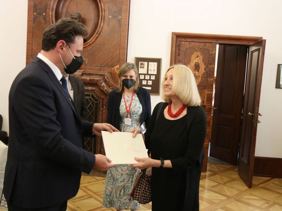 Režisérka Olga Sommerová přebírá od předsedy sněmovny Radka Vondráčka osvědčení o tom, že se stala novou členkou Poslanecké sněmovny.
