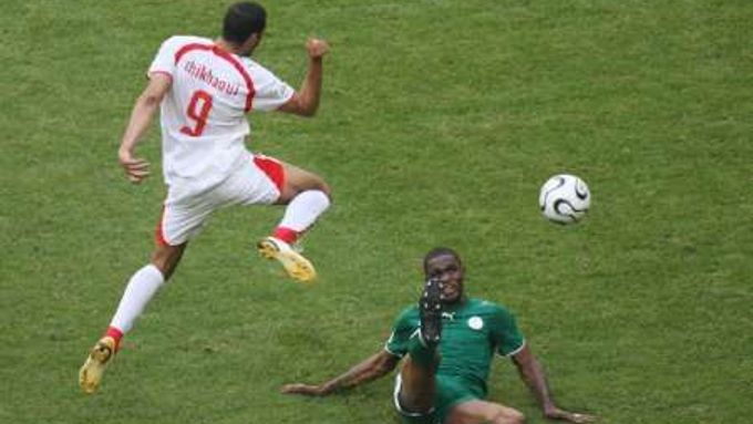 Tunisan Yassine Chikhaoui (vlevo) a Saud Redha Tuker bojují o míč v zápase skupiny H v Mnichově.