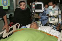 Lékaři dávají Suhartovi poloviční šanci na přežití