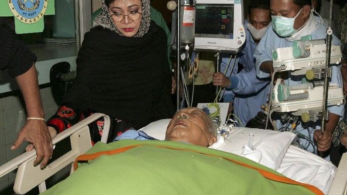 Těžce churavějícího Suharta vyvážejí z radiologického oddělení jakartské nemocnice Pertamina v doprovodu jeho dcery jménem Siti Hardiyanti Rukmana (snímek z 8.ledna)