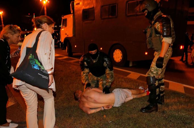 Střety mezi policií a demonstranty v Minsku po běloruských prezidentských volbách, 10. 8. 2020