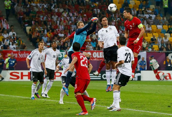 Brankář Manuel Neuer a Mats Hummels se snaží zabránit Cristianu Ronaldovi ve hlavičkování během utkání Německa s Portugalskem v základní skupině B na Euru 2012.