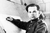 Kalašnikov se vyučil zámečníkem a začal pracovat jako konstruktér. Svůj talent poprvé projevil na vojně, kde vyrobil počitadlo výstřelů k tankovému kanónu. Za druhé světové války narukoval k tankistům.
