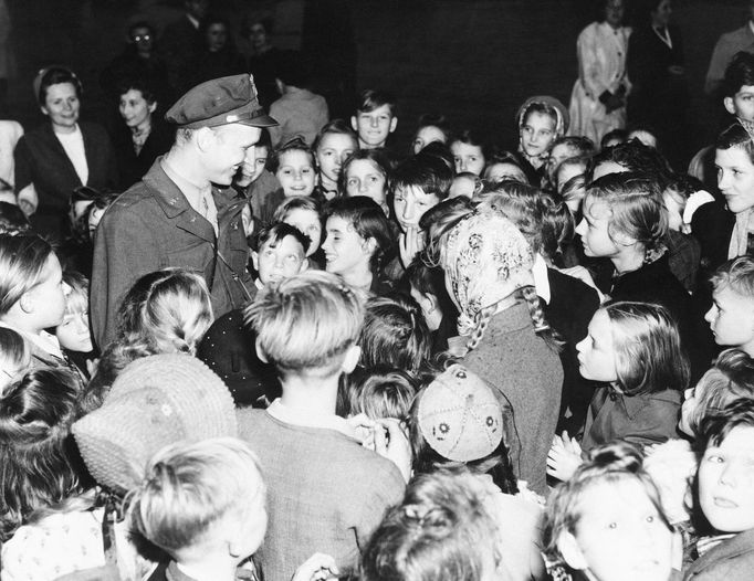 Archivní snímek z blokády západní části Berlína a následném vzniku „leteckého mostu“, která byl odstartován  24.6. 1948.