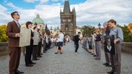 Několik desítek středoškoláků utvořilo na Karlově mostě „uličku“. Na její
jedné straně viděli procházející lidé portréty a fotografie z různých období života Milady Horákové. Na druhé straně byly výstupy mediální kampaně spojené s procesem, fotografie ze soudní síně a příklady projevů zmanipulované veřejnosti.