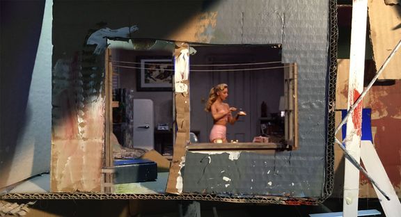 Daniel Pitín: Broken Windows, 2019, videoinstalace, s použitím původních částí filmu Okno do dvora (1954) Alfreda Hitchcocka