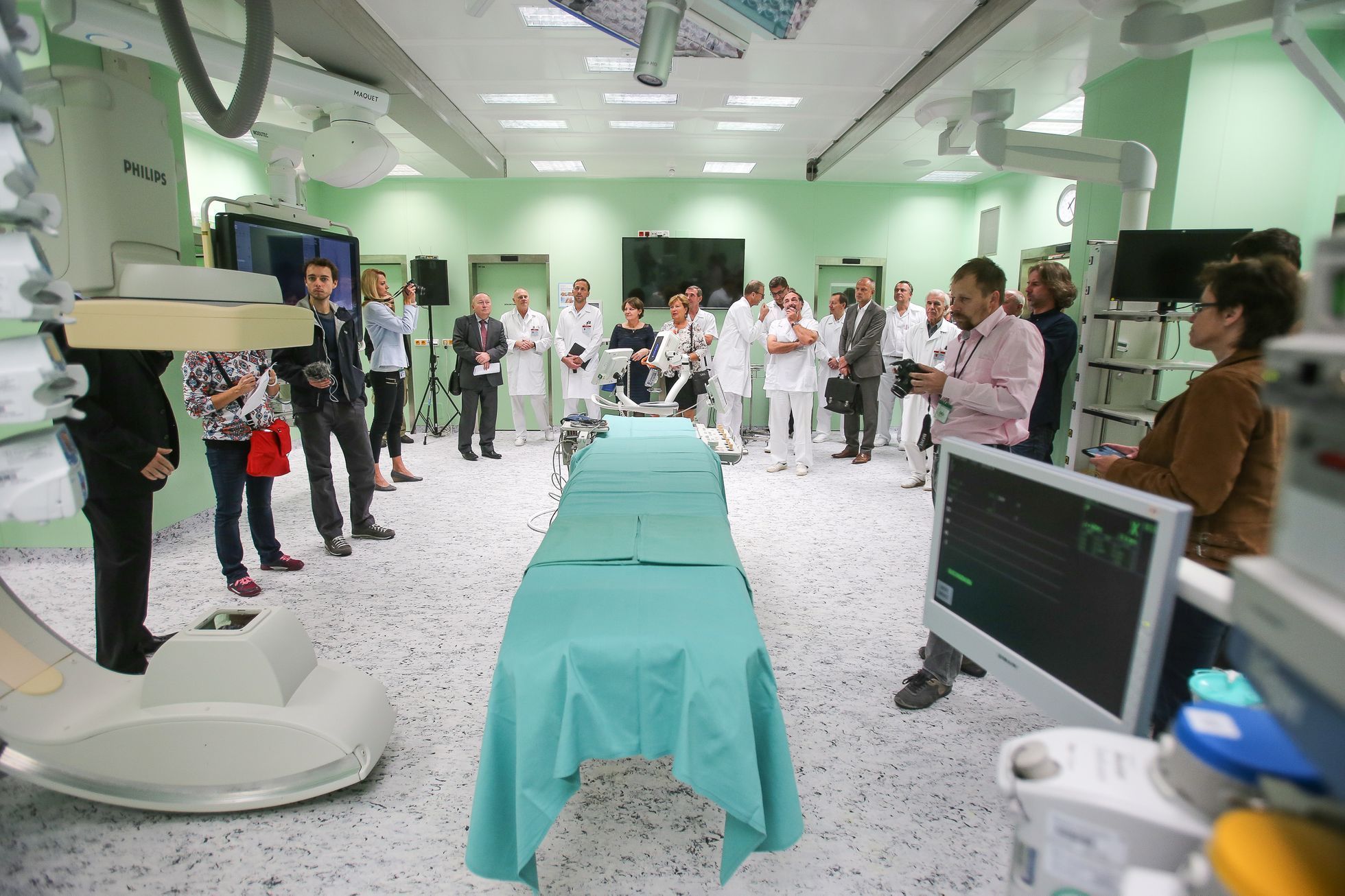 Nově otevřené hybridní operační sály s operačním robotem v Nemocnici Na Homolce