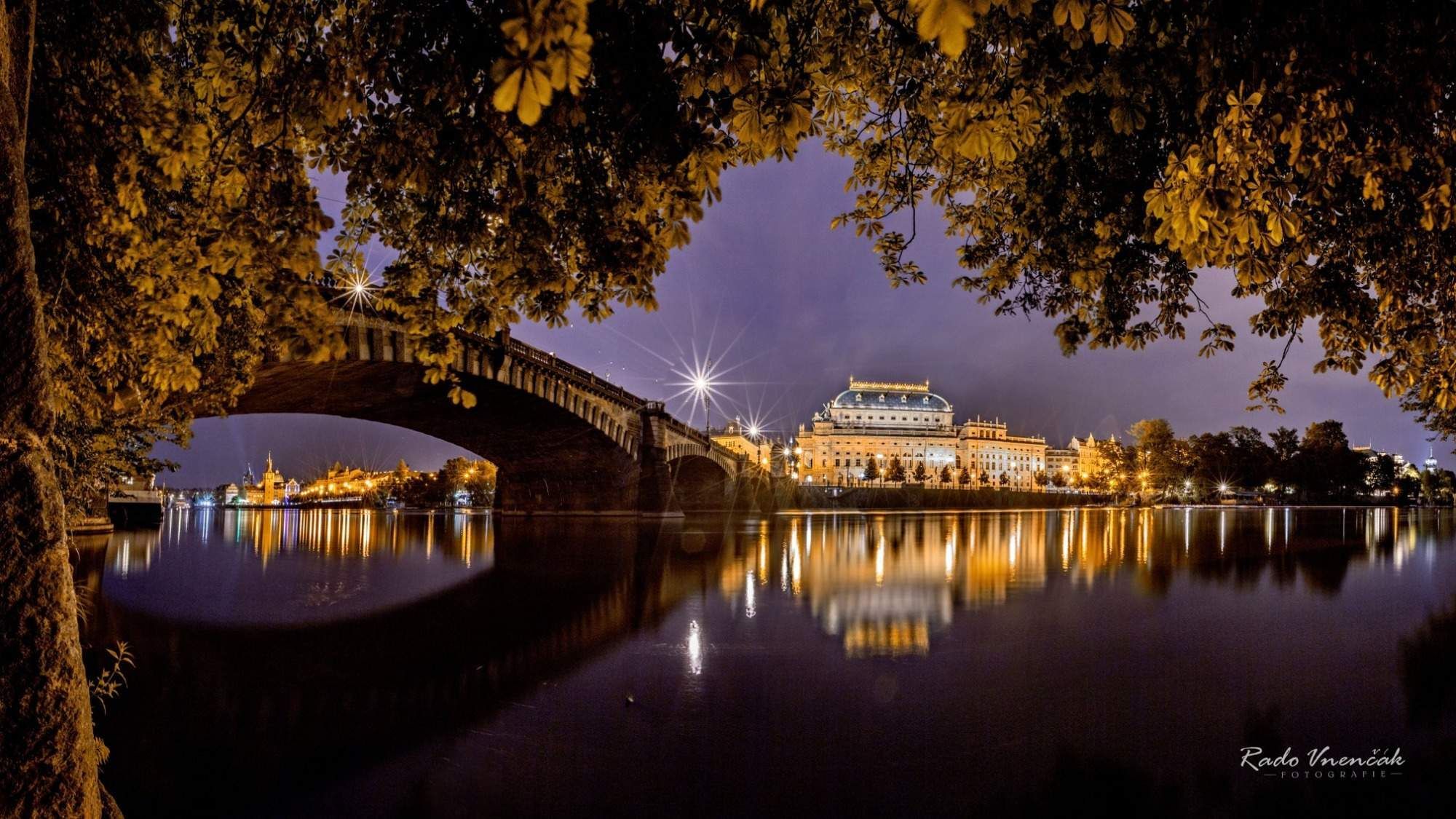 Radoslav Vnenčák: Praha v zrcadle