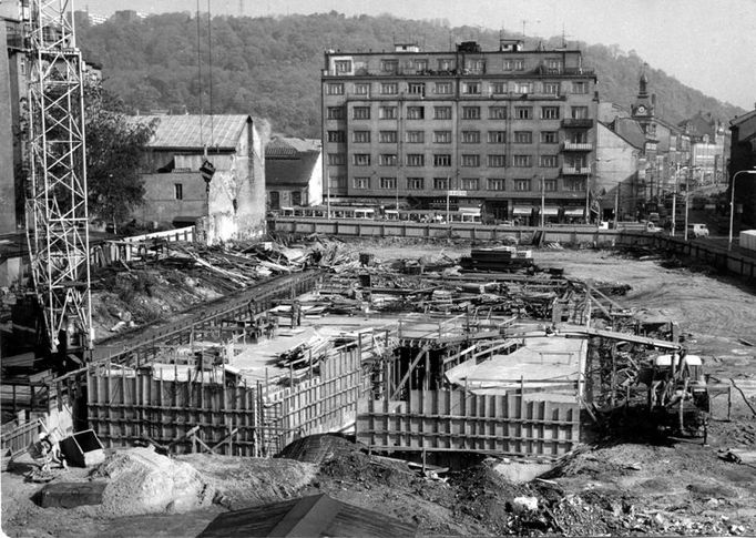 Nejmladší linkou je "béčko". Výstavba prvního úseku metra linky B byla zahájena v roce 1977.