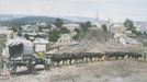 Povoz, jaký při svých cestách používal i Emil Holub. Grahamstrown, Jižní Afrika, 80. léta 19. stol. Kolorovaný snímek