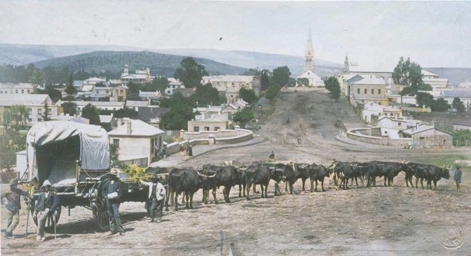 Povoz, jaký při svých cestách používal i Emil Holub. Grahamstrown, Jižní Afrika, 80. léta 19. stol. Kolorovaný snímek