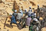 Abúsírští dělníci při vytahování velkého bloku z prostoru vertikální šachty uvnitř hrobky.