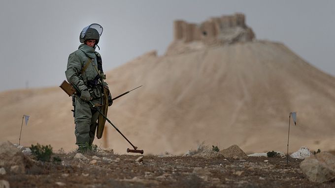 Ruský pyrotechnik v syrské Palmýře.