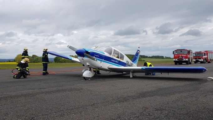 Na letišti Dlouhá Lhota u Příbrami nouzově přistávalo 11. května vyhlídkové letadlo s poškozeným podvozkem.