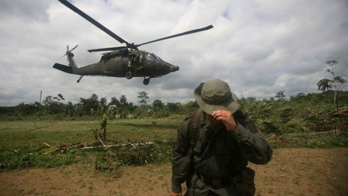 Do boje proti velmi odolnému keři je v Kolumbii nasazena armáda. Vrtulník startující od kokového pole.