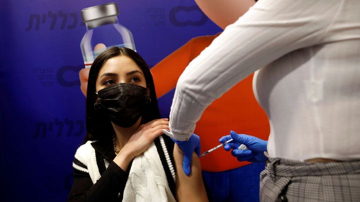 Prostě přijdete a dostanete vakcínu, bez objednání, líčí očkování izraelský expert