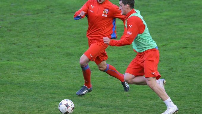 Takto zápasí o míč kapitán Tomáš Ujfaluši a útočník Martin Fenin.