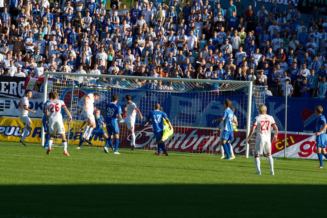 František Ševinský střílí gól v zápase Ostrava - Plzeň