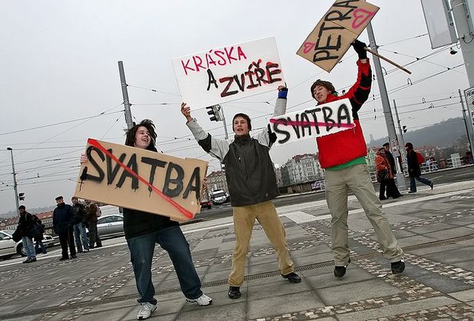 A opodál demonstrovali i studenti, tentokrát proti svatbě Jiřího Paroubka s Petrou Kováčovou.