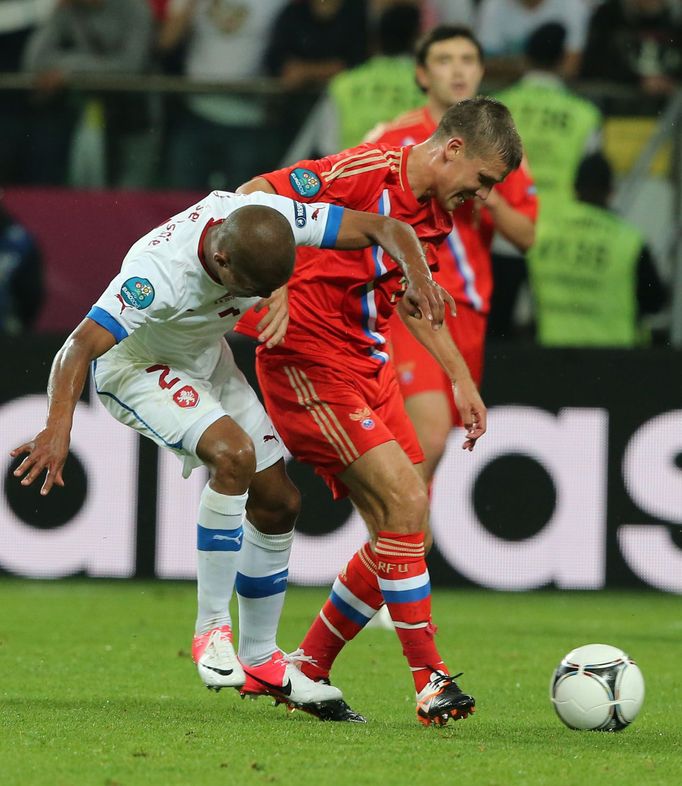 Theodor Gebre Selassie brání Andreje Aršavina během utkání Ruska s Českou republikou v zíkladní skupině Eura 2012.