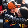 Max Verstappen z Red Bullu slaví s Kelly Piquetovou po VC Japonska titul mistra světa F1