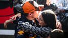 Max Verstappen z Red Bullu slaví s Kelly Piquetovou po VC Japonska titul mistra světa F1