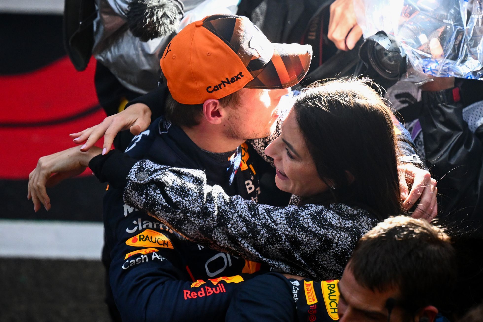 Max Verstappen z Red Bullu slaví s Kelly Piquetovou po VC Japonska titul mistra světa F1