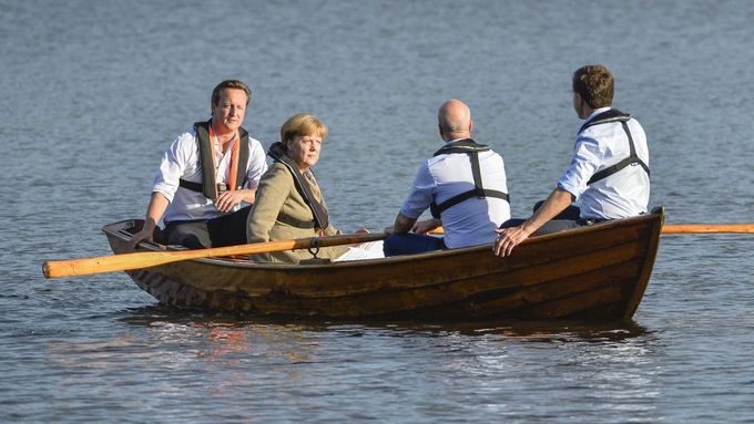 Cameron, Merkelová, švédský premiér Fredri Reinfeldt a předseda nizozemské vlády Mark Rutte na jezeře u Stockholmu  9.června. Na šéfovi Evropské komise se neshodli.
