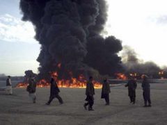 Hořící trosky po útoku Talibanu na hraničním přechodu mezi Afghánistánem a Pákistánem.