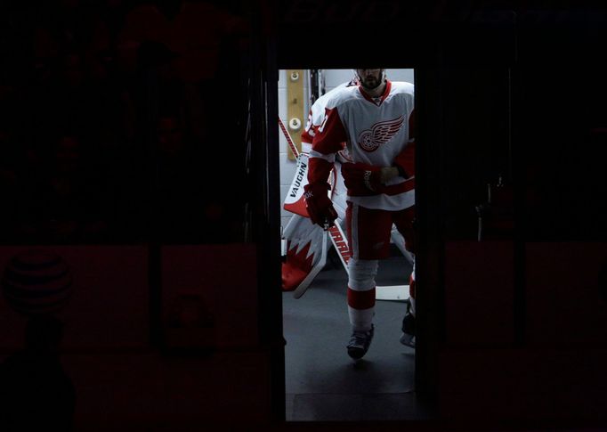 Detroit Red Wings left wing Drew Miller (20) waits to take to the ice against the Chicago Blackhawks before the start of Game 5 of their NHL Western Conference semifinal