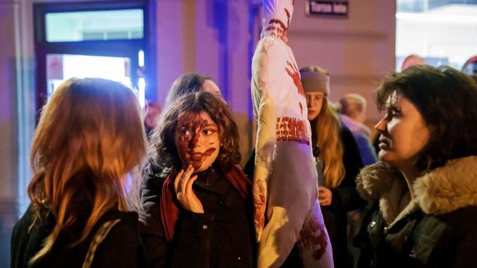 Momentka ze zhruba pětitisícového protestu proti odstoupení od Istanbulské úmluvy. Riga, 29. října 2025.