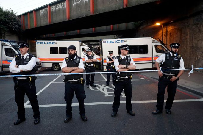 Policisté v Londýně hlídají Finsbury Park.