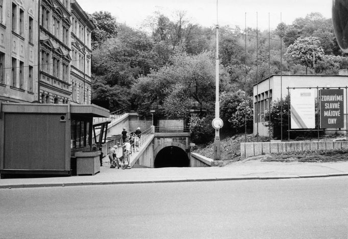 Pohled na žižkovský tunel pro pěší z Tachovského náměstí. Nedatovaný snímek pořízený při oslavách 1. máje. (cca 70. - 80. léta 20. století)