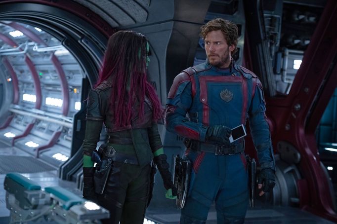 Zoe Saldana jako Gamora a Chris Pratt coby Peter Quill.