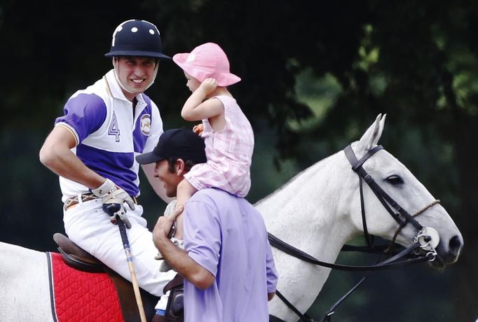 Ještě v polovině července si princ William užíval oblíbené polo. Teď ho možná čeká otcovská dovolená.